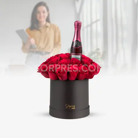 Caja de rosas rojas Felicidades – flores en Cusco