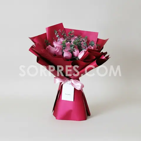 Ramo de rosas rosadas con eucalipto y papel vino – flores en Cusco