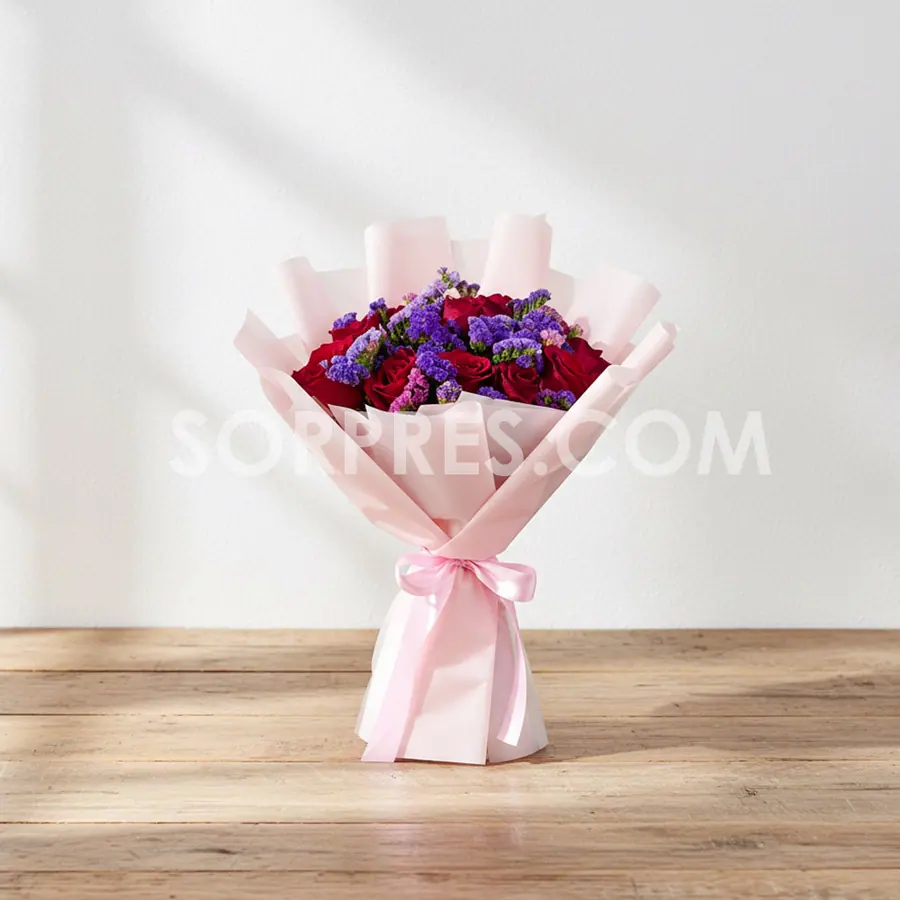 Ramo de flores moradas y rojas – florería en Lima