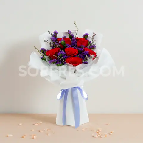 Ramo de 12 rosas con follaje