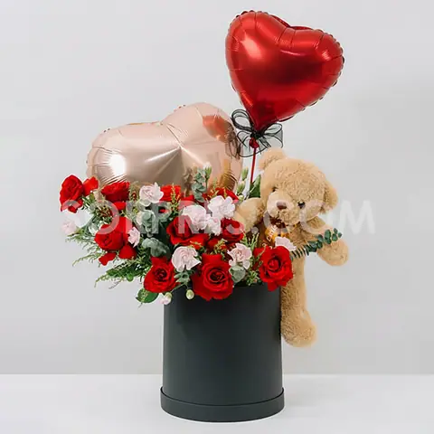 Caja de rosas y claveles con peluche y globo