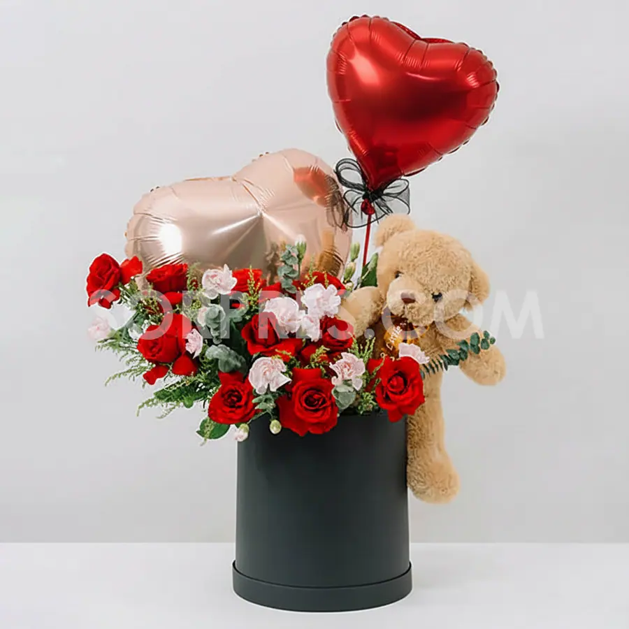 Caja de rosas y claveles con peluche y globo – florería en Cusco