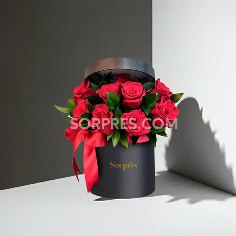 Sombrero de rosas rojas en caja – flores en Cusco